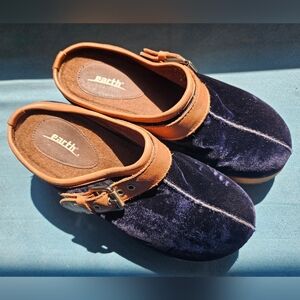 Earth Shoes Blue Velvet Slip-Ons size 8